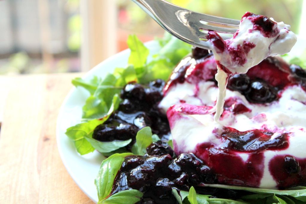 blueberry burrata salad