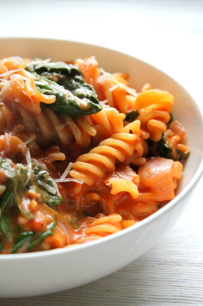 This one pot pasta has a luxurious tomato and mascarpone sauce, spinach and fresh basil. A 30 minute vegetarian dinner- perfect for #meatlessmonday