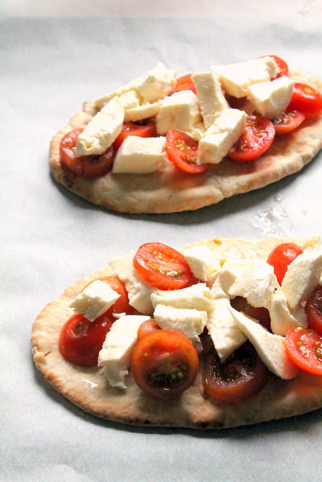 This is a simple pita pizza which can be put together in 15 minutes, and that includes making the chive pesto from scratch! A great #vegetarian lunch or snack.
