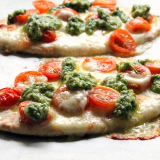 This is a simple pita pizza which can be put together in 15 minutes, and that includes making the chive pesto from scratch! A great #vegetarian lunch or snack.