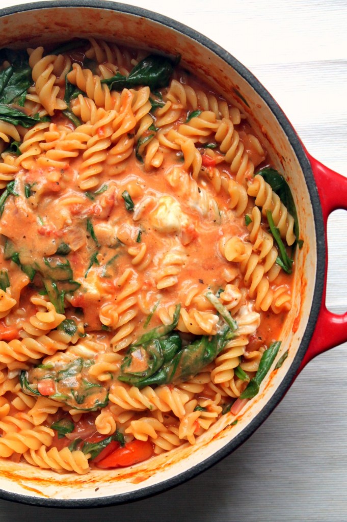 This one pot pasta has a luxurious tomato and mascarpone sauce, spinach and fresh basil. A 30 minute vegetarian dinner- perfect for #meatlessmonday