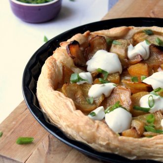 A simple #vegetarian puff pastry tart with a great mix of textures and flavors. The perfect weekend lunch.