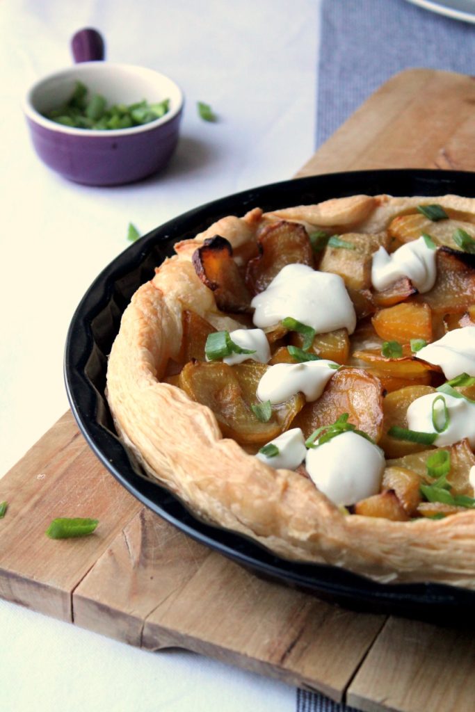 A simple #vegetarian puff pastry tart with a great mix of textures and flavors. The perfect weekend lunch.