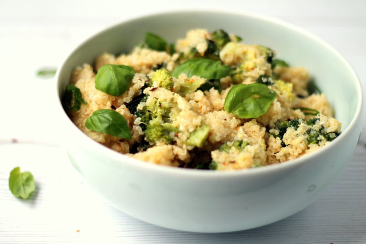 A cheesy quinoa and broccoli casserole made entirely in the rice cooker! A simple vegetarian meal or side dish.
