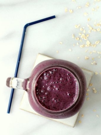 A delicious breakfast smoothie full of energy and nutrients, sure to fill you up until lunchtime!