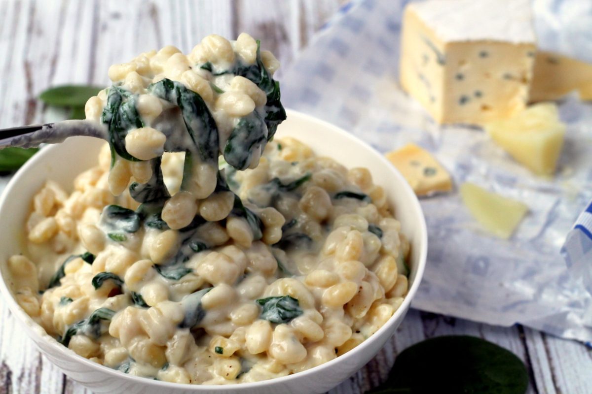 A quick and easy stovetop mac and cheese recipe, using blue brie (cambozola), which makes a creamy, deliciously flavorful sauce. This is a fantastic weeknight evening meal, just 20 minutes and 6 ingredients, and such a treat for fancy cheese lovers! It can also be made with a mix of normal brie + any blue cheese.