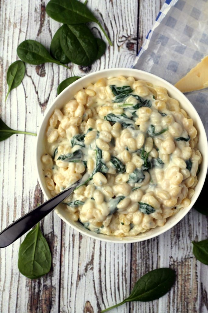 A quick and easy stovetop mac and cheese recipe, using blue brie (cambozola), which makes a creamy, deliciously flavorful sauce. This is a fantastic weeknight evening meal, just 20 minutes and 6 ingredients, and such a treat for fancy cheese lovers! It can also be made with a mix of normal brie + any blue cheese.