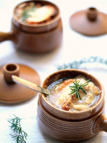 This vegetarian French onion soup has a couple tricks up its sleeve! // @ciaoveggie