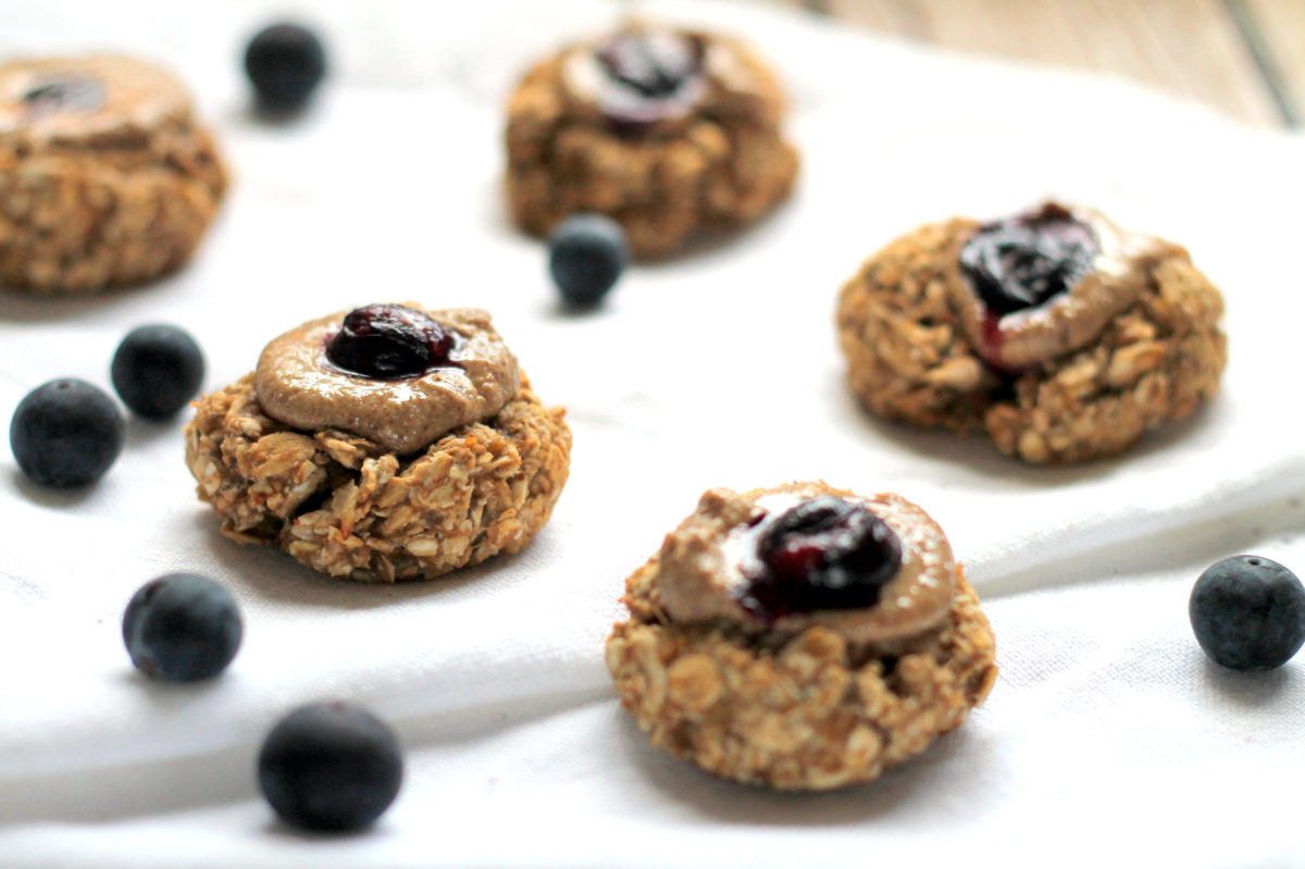 These incredibly easy and healthy cookies make the perfect finger food for babies. They take 5 minutes to prepare and have a soft texture. These cookies are a healthy breakfast for baby led weaning or snack for older toddlers and kids.