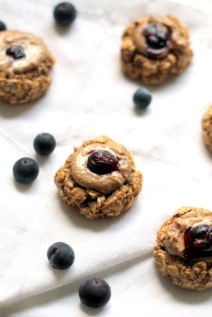 These incredibly easy and healthy cookies make the perfect finger food for babies. They take 5 minutes to prepare and have a soft texture. These cookies are a healthy breakfast for baby led weaning or snack for older toddlers and kids.