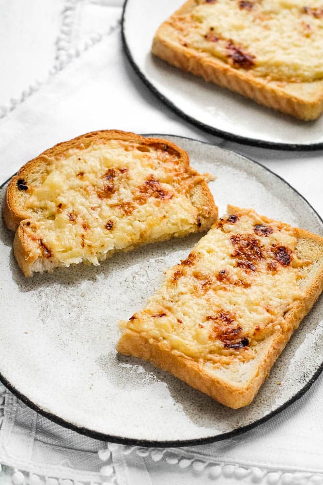 https://www.happyveggiekitchen.com/wp-content/uploads/2022/12/Air-fryer-cheese-on-toast-7.jpg