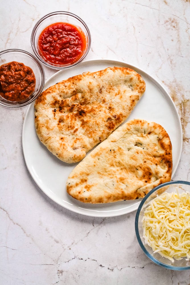 https://www.happyveggiekitchen.com/wp-content/uploads/2023/04/Air-Fryer-Naan-Pizza.jpg