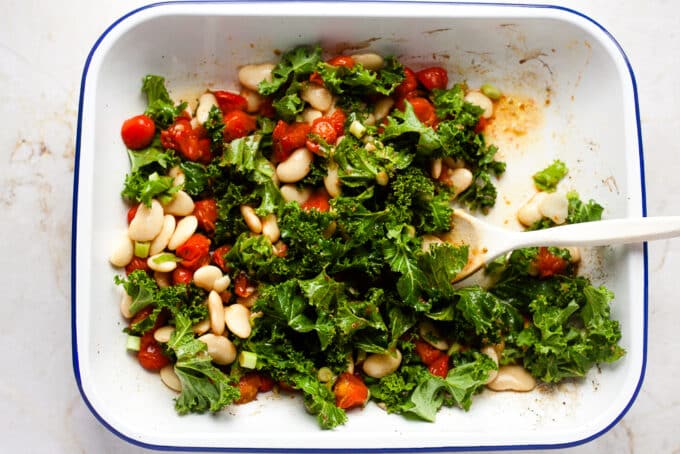 Pan with tomatoes, butter beans and kale - step 2 for the falafel dinner bake recipe